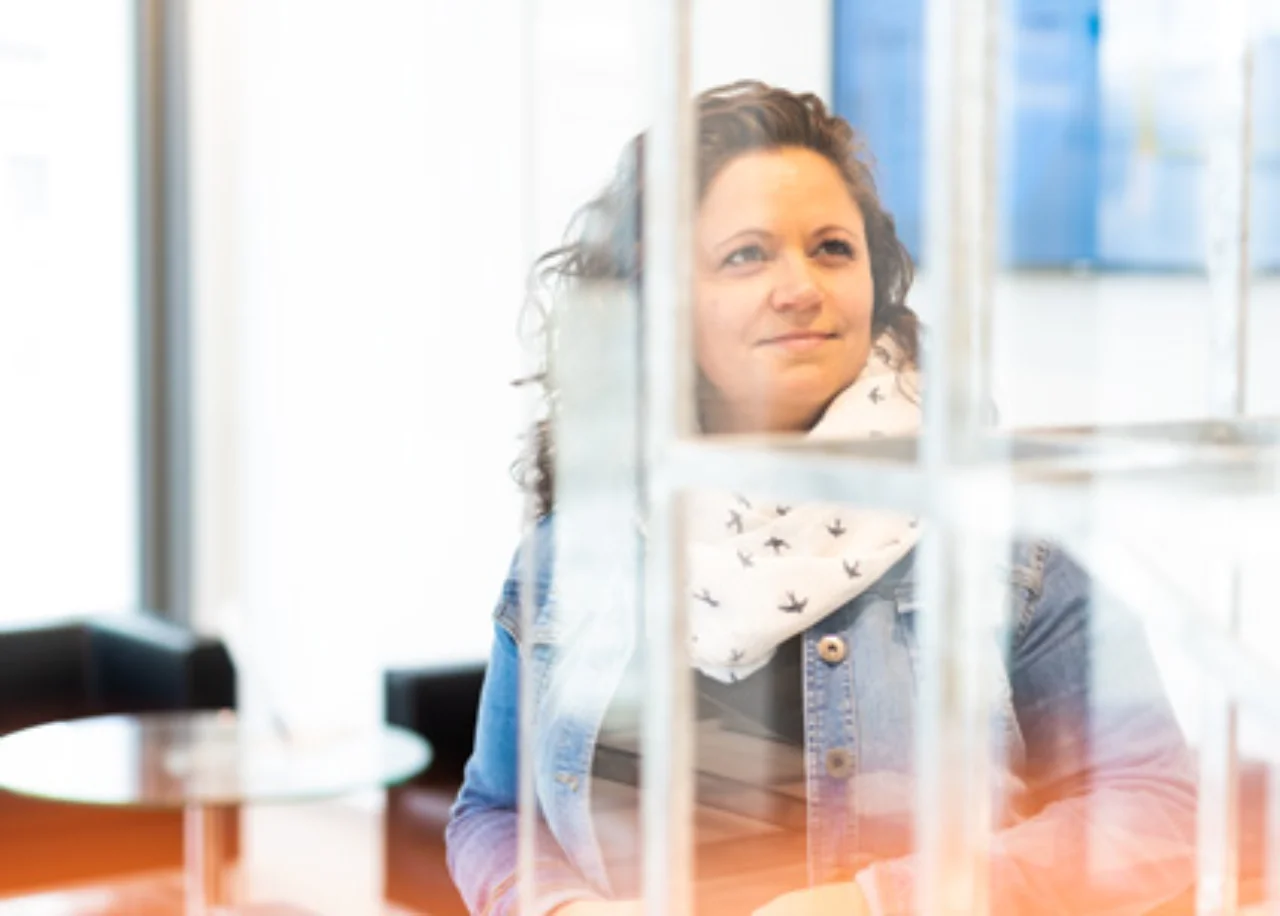 Katharina, durch eine Glasscheibe gesehen
