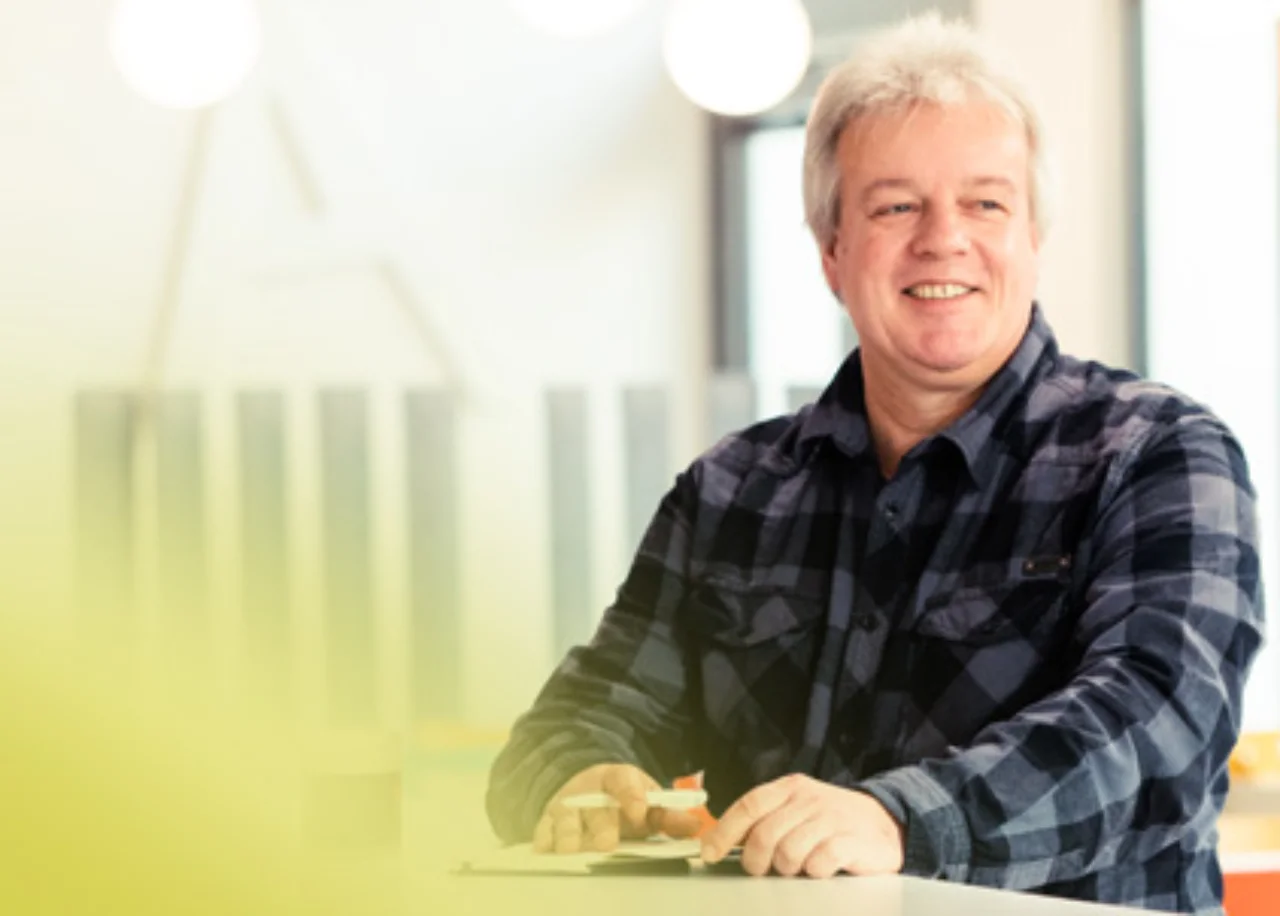 Holger in einem karierten Hemd